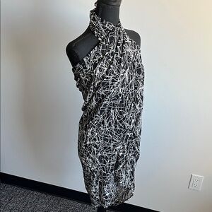 Elegant Black and White Women Swim Sarong